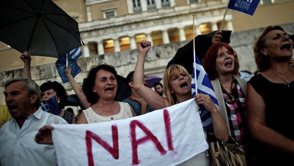 Протестующие перед зданием парламента в Афинах. Архивное фото