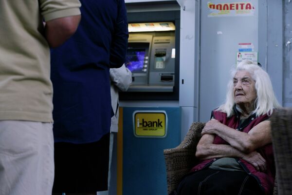 Очередь в банкомат в Афинах