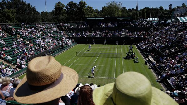 Зрители наблюдают за матчем на теннисном турнире в Уимблдоне, Великобритания