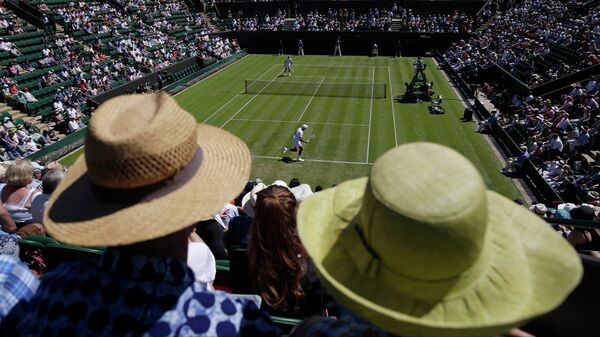 Зрители наблюдают за матчем на теннисном турнире в Уимблдоне, Великобритания. Архивное фото