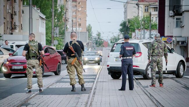 Ополченцы и полицейские на улице Донецка, Украина. Архивное фото