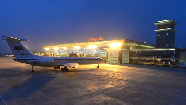 Самолет на фоне нового терминала международного аэропорта Пхеньян. Архивное фото