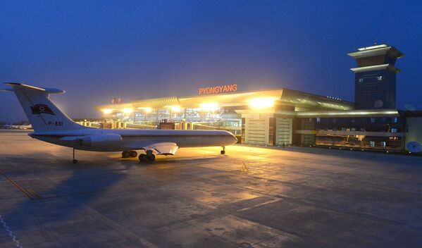 Самолет на фоне нового терминала международного аэропорта Пхеньян