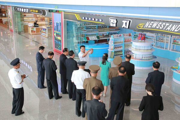 Лидер КНДР Ким Чен Ын с супругой Ли Соль Чжу в новом терминале международного аэропорта Пхеньян
