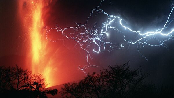 Молнии во время извержения вулкана Серро-Негро, Никарагуа. Архивное фото