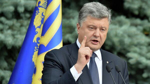 Президент Украины Петр Порошенко выступает перед журналистами в Киеве, Украина