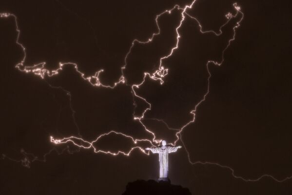 Молния над статуей Христа-Искупителя в Рио-де-Жанейро, Бразилия