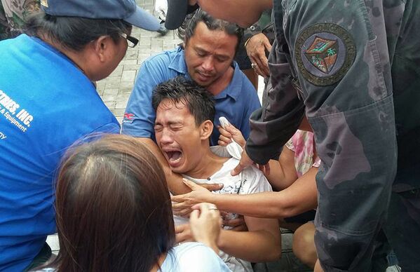 Пассажир с затонувшего парома в Маниле, Филиппины
