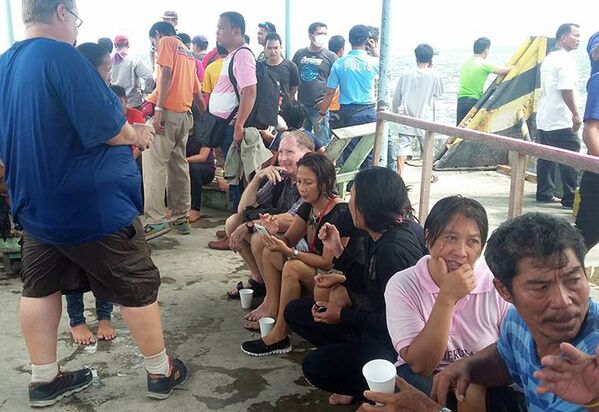 Выжившие пассажиры затонувшего парома в Маниле, Филиппины