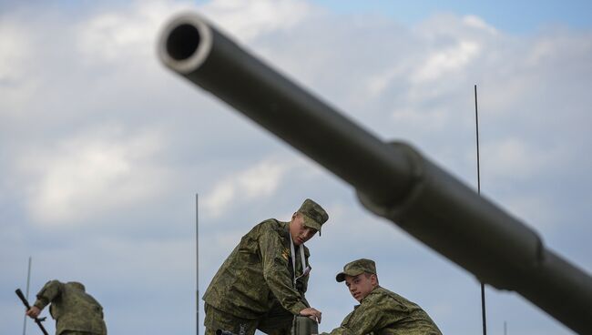 Военнослужащие подготавливают военную технику. Архивное фото