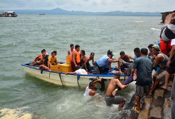 Спасательная операция на месте крушения парома на Филиппинах