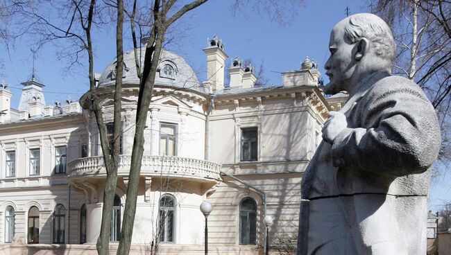 Памятник Ленину во дворе Государственного музея изобразительных искусств Республики Татарстан