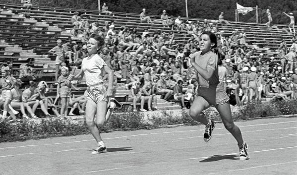 Юные бегуньи на стадионе пионерского лагеря Орленок