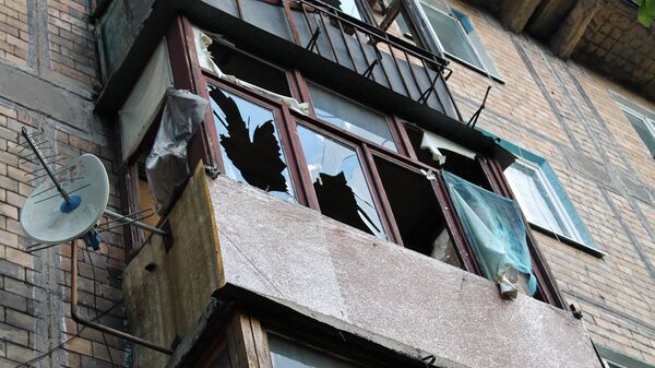 Дом, поврежденный в результате обстрела, в Октябрьском районе Донецка