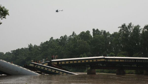 Спасательная операция на месте падения поезда в реку в районе Гуджранвала в восточной части Пакистана