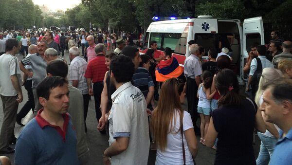 Скорая помощь на митинге на проспекте Маршала Баграмяна в Ереване, Армения