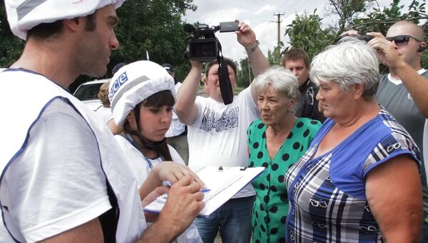Сотрудники ОБСЕ опрашивают жителей села Саханка Донецкой области, которое было обстрелено украинскими силовиками