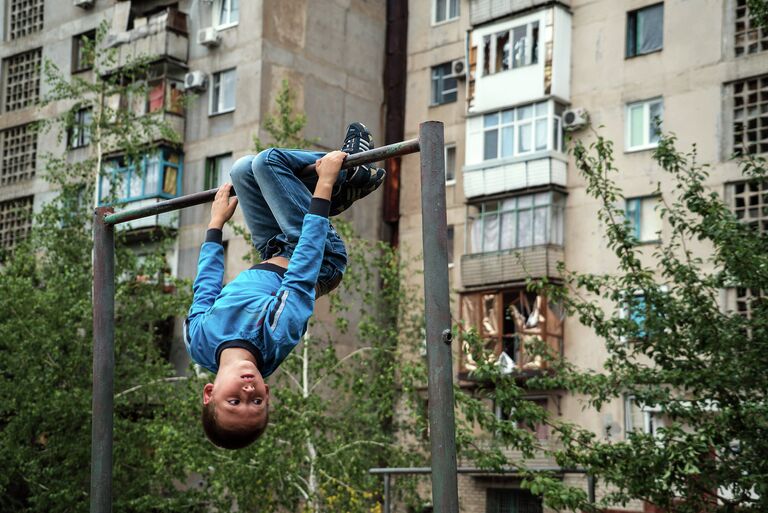 Мальчик на турнике. Горловка, Донецкая область. Июнь 2015