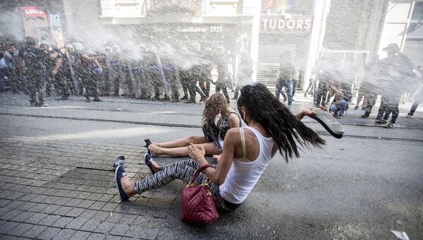 Разгон активистов во время гей-парада в Стамбуле
