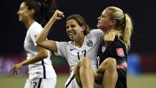 Игроки команды США после победы над Германией в чемпионате по футболу среди женщин в Монреале