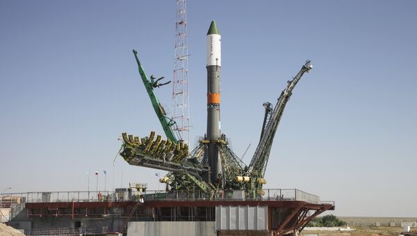Ракета-носитель Союз-У с космическим грузовиком Прогресс М28-М на стартовой площадке космодрома Байконур