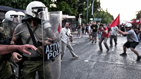 Полиция и демонстранты на акции протеста против принятия проекта соглашения ЕС в Афинах