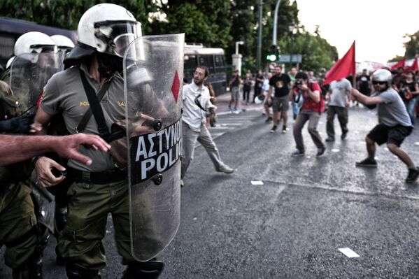 Полиция и демонстранты на акции протеста против принятия проекта соглашения ЕС в Афинах