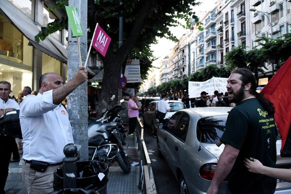 Сторонники и противники принятия проекта соглашения ЕС в городе Салоники
