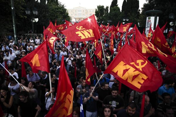 Участники Коммунистической партии Греции во время демонстрации в Афинах