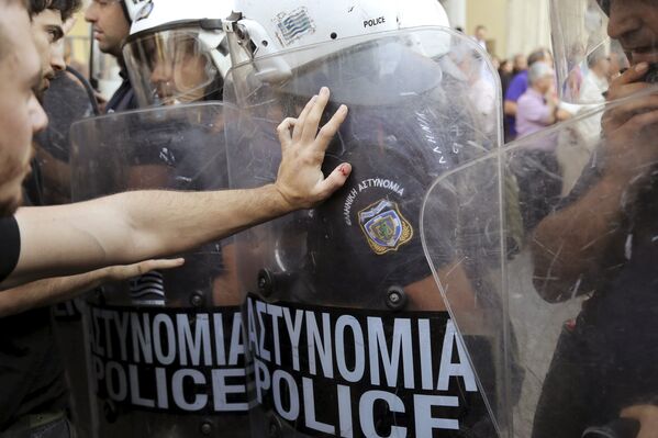 Столкновение демонстрантов с полицией в Ираклионе