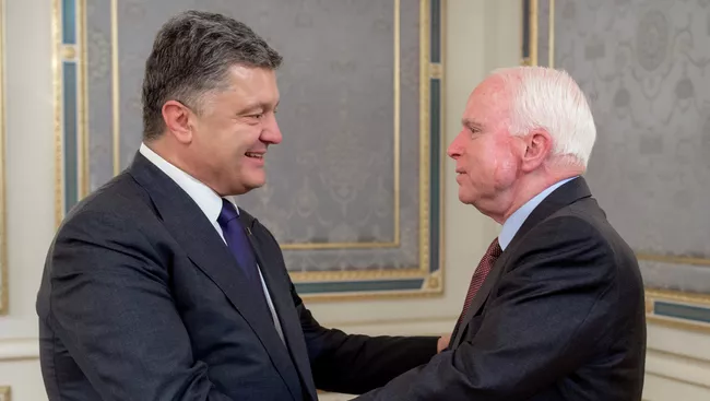 Президент Украины Петр Порошенко и американский сенатор Джон Маккейн. Архивное фото