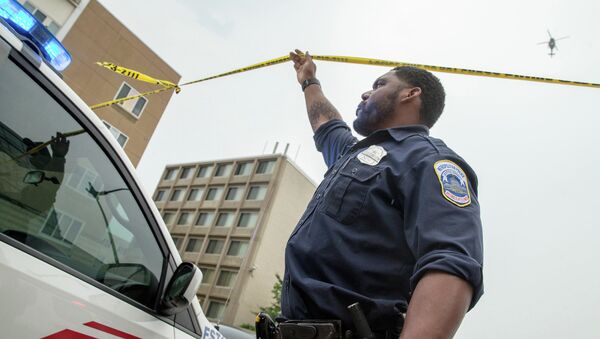 Полиция на месте стрельбы на территории верфи в Вашингтоне. Архивное фото
