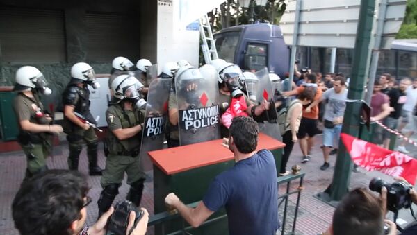 Греки сожгли флаг Евросоюза и подрались с полицией на митинге в Афинах