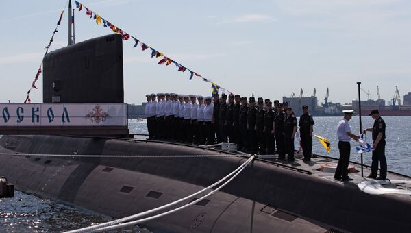 Экипаж подводной лодки Старый Оскол во время торжественной церемонии поднятия Андреевского флага. Архивное фото