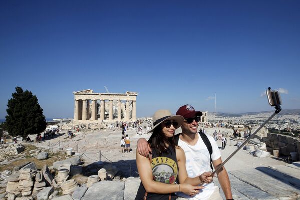 Туристы делают селфи у храма Парфенона. Афины, Греция. Июнь 2015