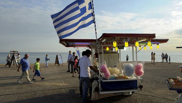 Ларек сахарной ваты с флагом Греции в городе Салоники. Греция, июнь 2015