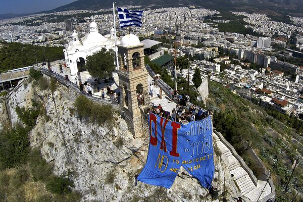 Плакат протестующих против ЕС на горе Ликавит. Афины, Греция. Июнь 2015