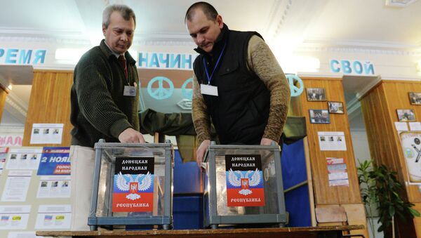 Члены территориальной избирательной комиссии на одном из избирательных участков Донецка. Архивное фото
