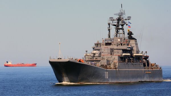 Большой десантный корабль Александр Шабалин заходит в порт Балтийска