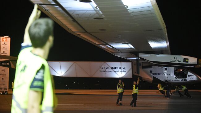 Самолет на солнечных батареях Solar Impulse 2 перед вылетом на Гавайи. Июнь, 2015