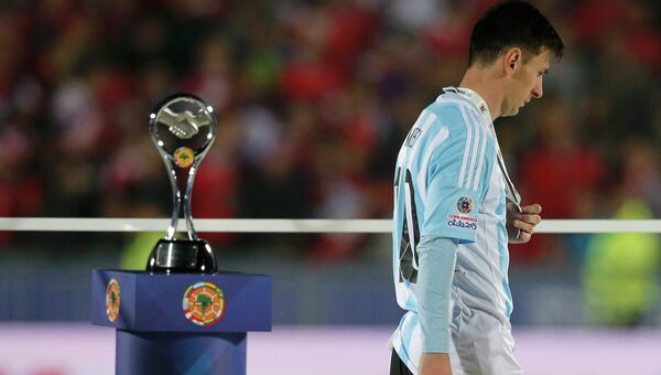 Огорченный игрок сборной Аргентины Лионель Месси с серебряной медалью Кубка Америки