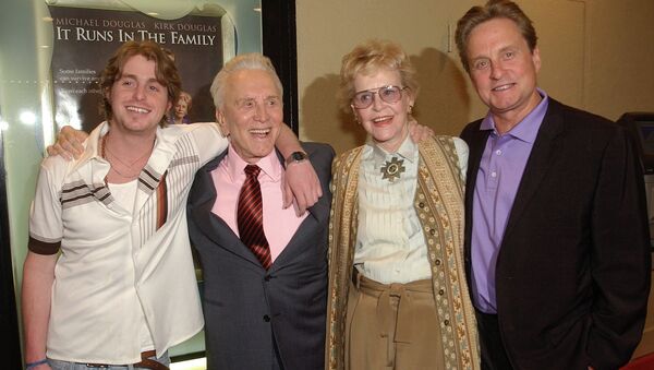 Диана Дуглас со своим бывшем мужем Кирком Дугласом, сыном Майклом и внуком Кэмероном