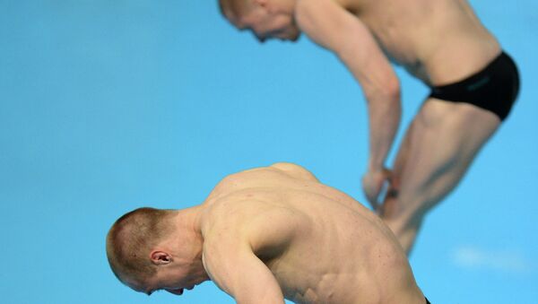 Евгений Новоселов и Вячеслав Новоселов в соревнованиях по синхронным прыжкам в воду. Архивное фото