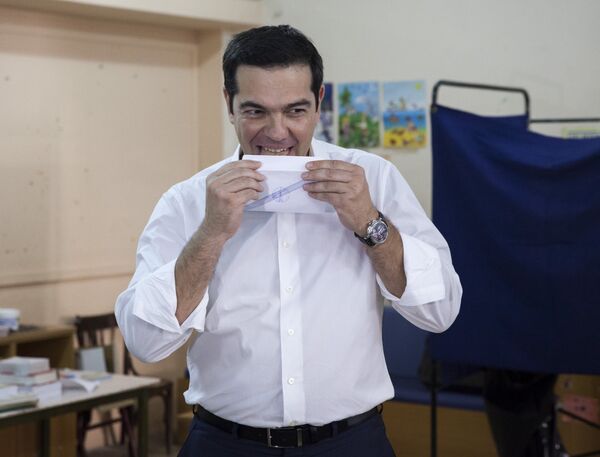Премьер-министр Греции Алексис Ципрас во время голосования на референдуме в Греции