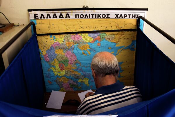 Мужчина голосует на референдуме в Греции