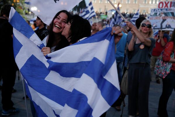 Сторонники Нет во время оглашения предварительных результатов референдума в Афинах