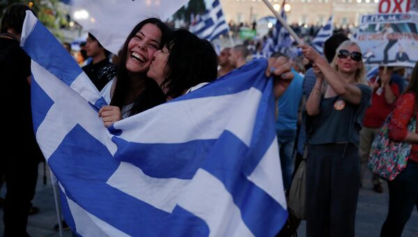 Сторонники Нет на демонстрации во время оглашения предварительных результатов референдума в Афинах