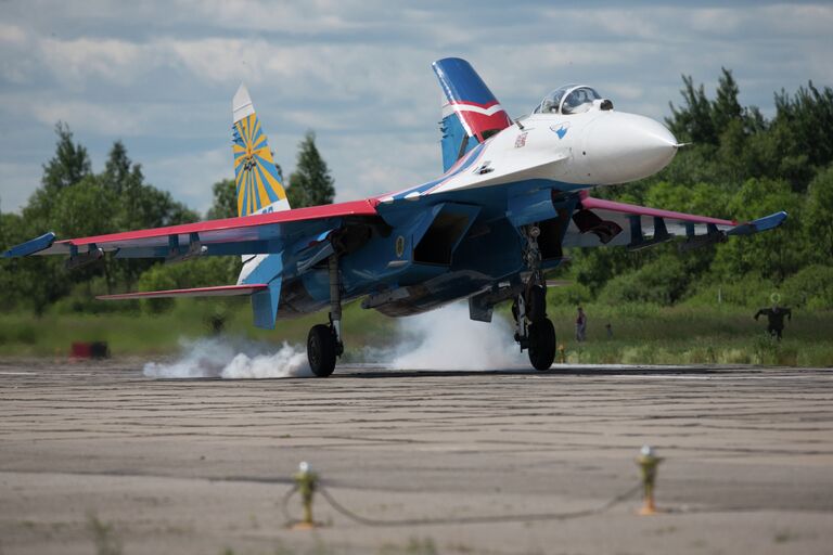 Самолет Су-27 пилотажной группы Русские витязи во время посадки на военном аэродроме Пушкина в рамках показательных выступлений на VII Международном военно-морском салоне в Санкт-Петербурге