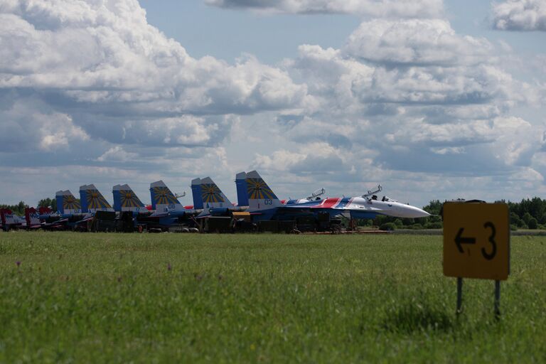 Самолеты Су-27 пилотажной группы Русские витязи на военном аэродроме Пушкина после показательных выступлений на VII Международном военно-морском салоне в Санкт-Петербурге