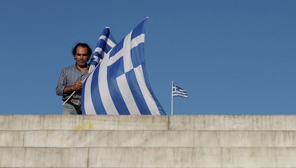 Продавец флагов Греции на площади Синтагма в Афинах